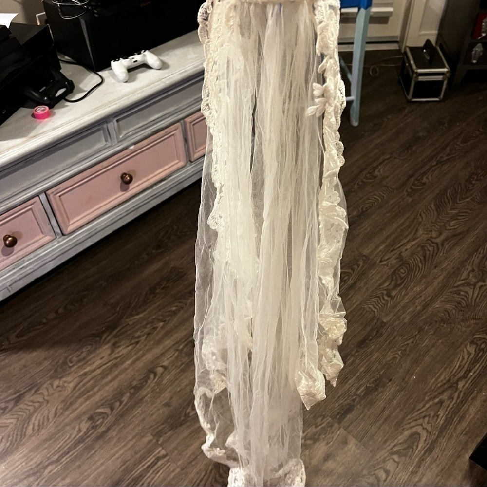 Allure bride bridal gown with lace and train inc,veil - Picture 9 of 12
